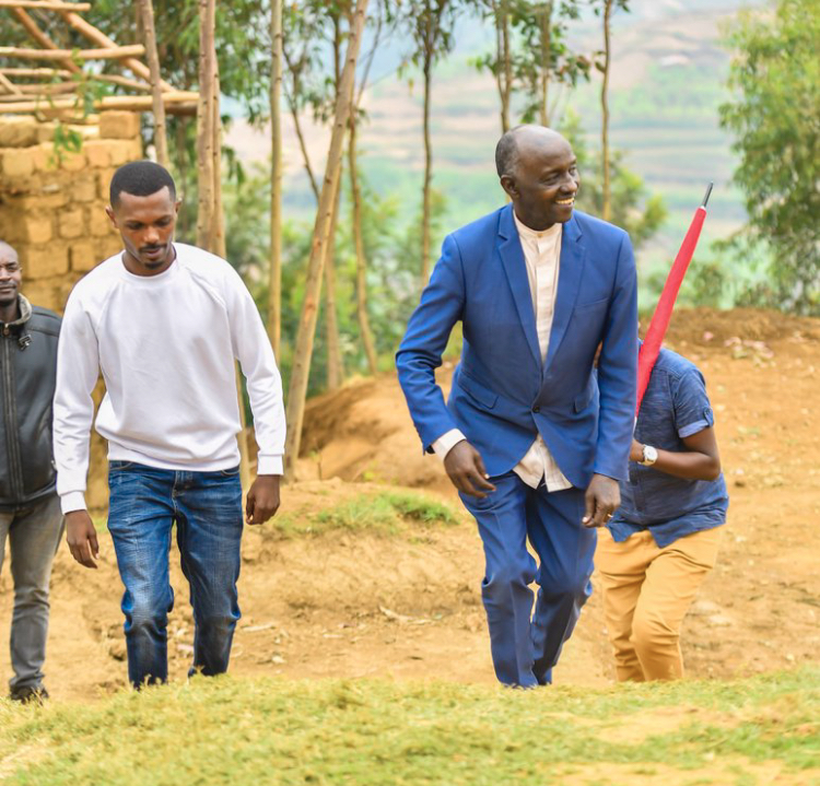 Cyusa Ian Berulo with community